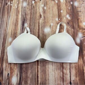 Victoria Secret Wireless T-Shirt Bra Lightly
Lined Size 40D White